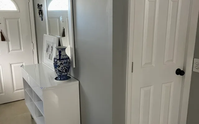 Schöne Wohnung in der Nähe des Stadtzentrums. Etwa 5 Meilen vom Strand