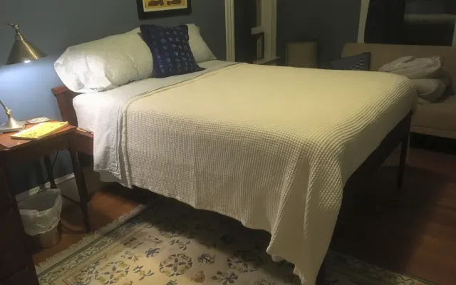 The Blue Room: Cozy and sunny with hot tub access