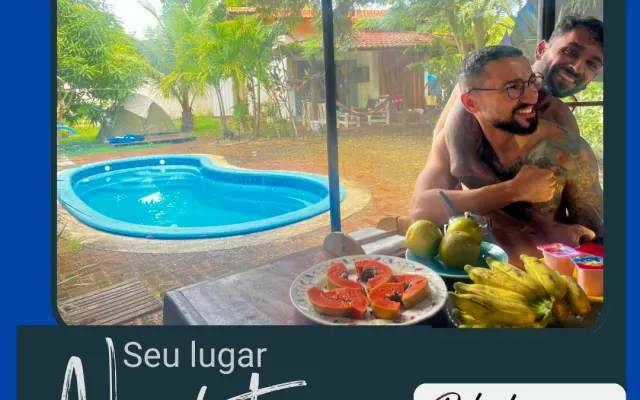 Ostello per nudisti con un legame dinamico tra uomini.