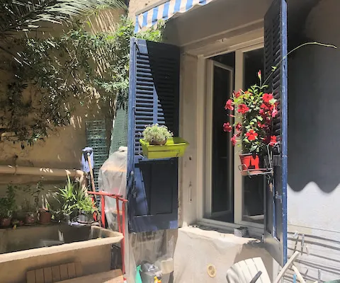 20 minutes from the Beaches, atypical apartment, pretty courtyard...