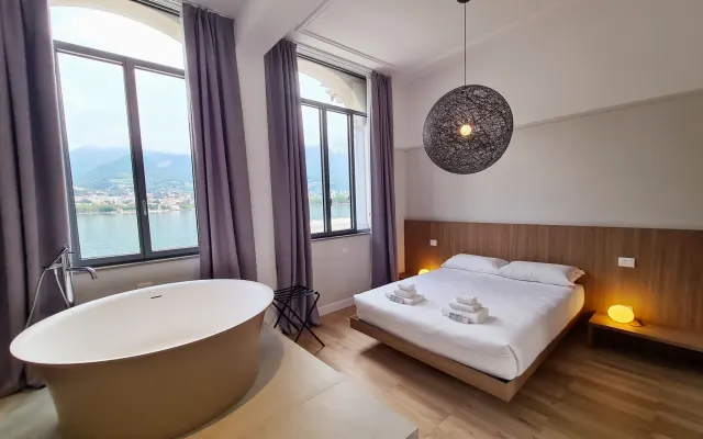 Room with panoramic bath overlooking Lake Como
