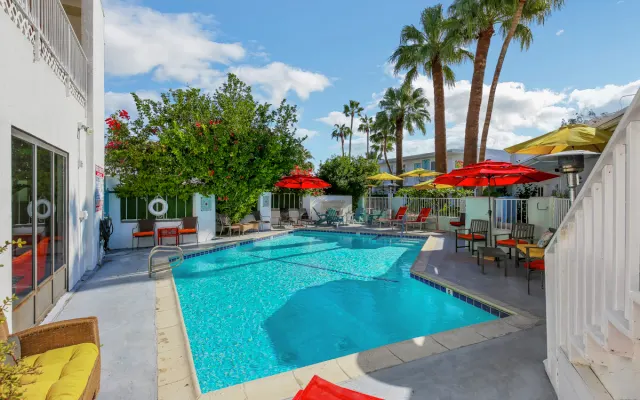 Kunstvolles Gasthaus im Uptown Design District von Palm Springs.