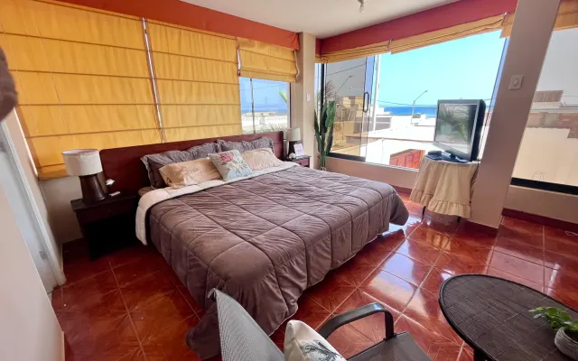 Quarto espaçoso com casa de banho privativa