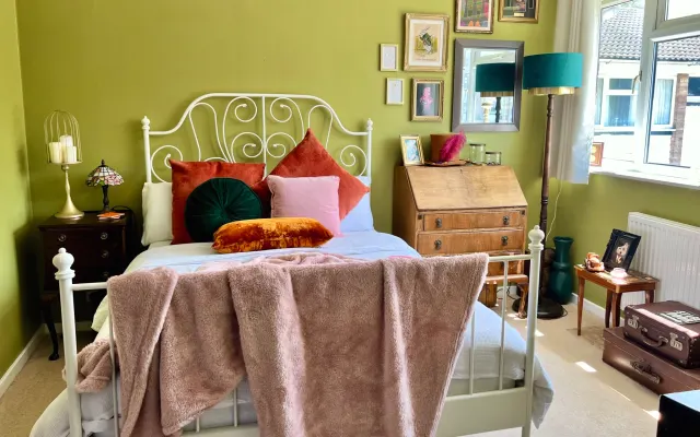 Chambre privée dans une maison de 3 chambres (à 30 minutes en métro de