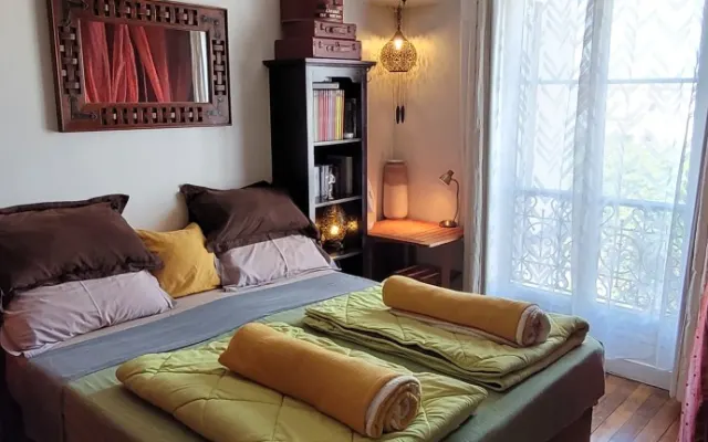 Private room Paris 19th Haussmann building Buttes Chaumont