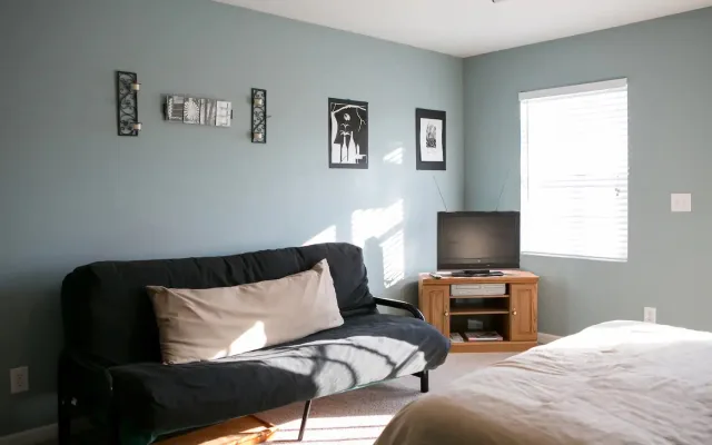 ¡Habitación privada, baño y balcón en el centro de la ciudad!