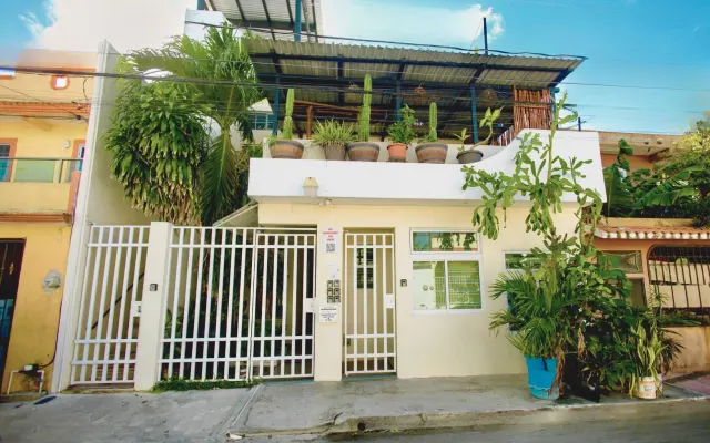 Cancun cheap rooms, private bathroom, air conditioned,