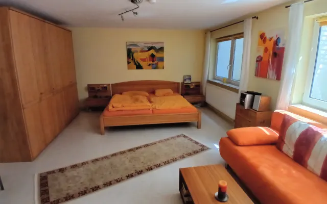 Spacious apartment with private bedroom and garden in Munich