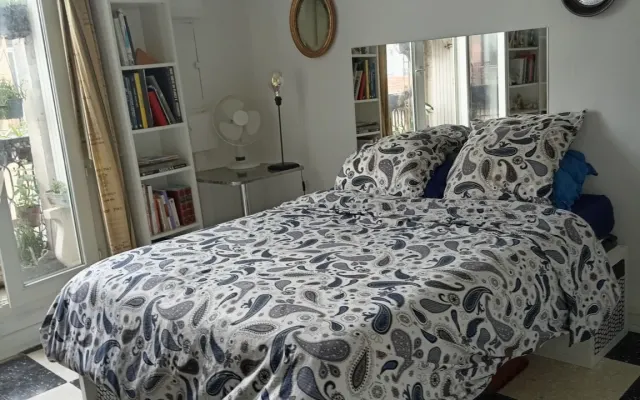 Bonito e grande quarto de 25 m de comprimento, num grande apartamento