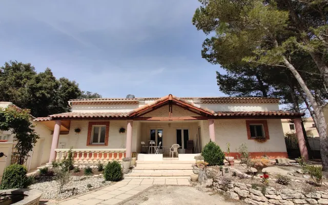 En pleine nature dans un petit chalet avec une chambre dans les arbres