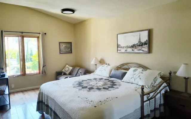 Spaziosa camera king e bagno privato vicino a Laguna Beach e Irvine