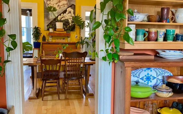 Century house in old neighbourhood, 10 minute walk to downtown & parks