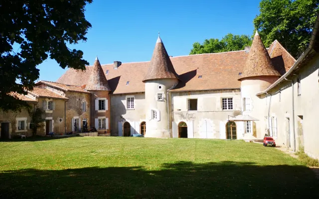 Em Menet no "Château de Menet", sozinho ou (muito) acompanhado