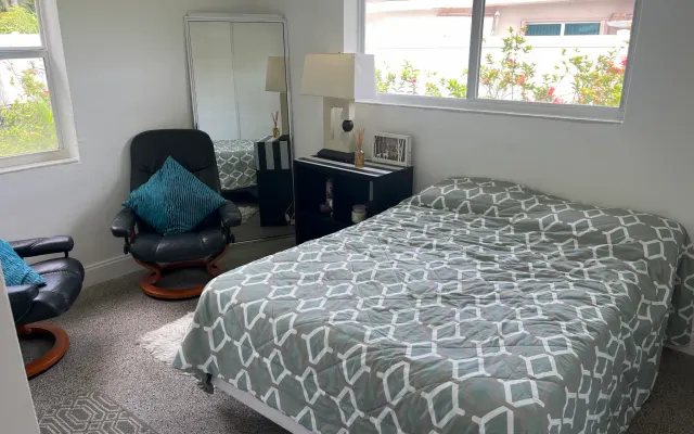 Cozy private room in the house, just 5 min away by car from Wilton Dr