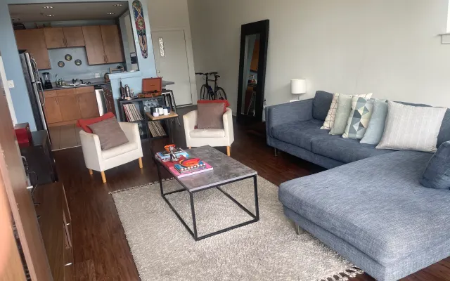 Wunderschönes Zimmer in einer kulturvollen Artdeco-Wohnung im Arts...