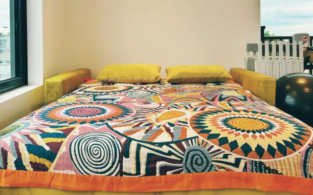 Divano letto in camera condivisa in appartamento con abbigliamento...