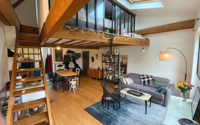 Apartamento luminoso e simpático num bairro animado e central.  Metro