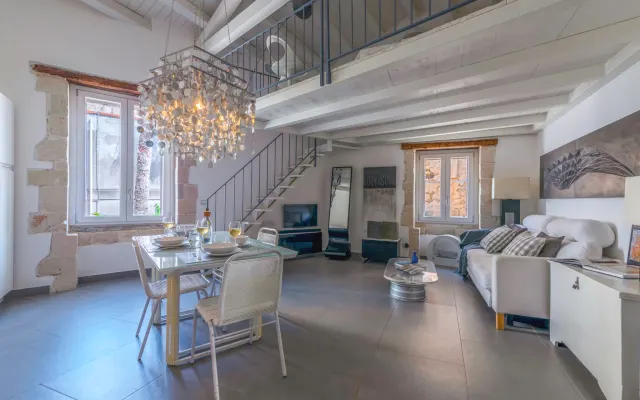 Very bright in the Heart of Ortigia 50 meters from the sea.
