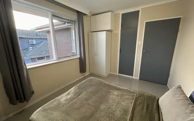 Quarto acolhedor sem frescuras só para si. A pé para o Aus Open!
