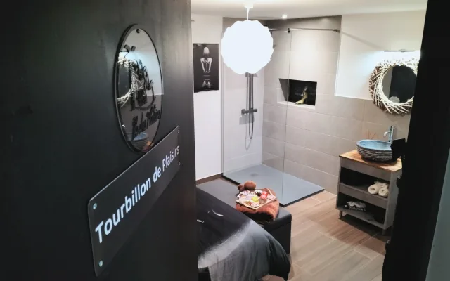 Tourbillon de Plaisirs, Zimmer mit tropischem Frühstück