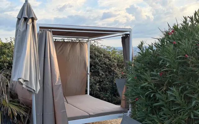 Bungalow in the countryside, not overlooked, with private swimming...