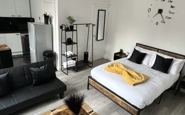 Kingston City Centre Studio, Free Parking + Netflix (w cat next door)