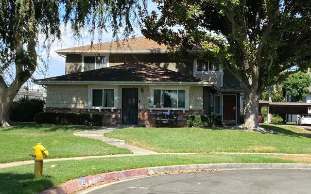 Chic-condo guest room near local airport / 40 minutes from downtown LA