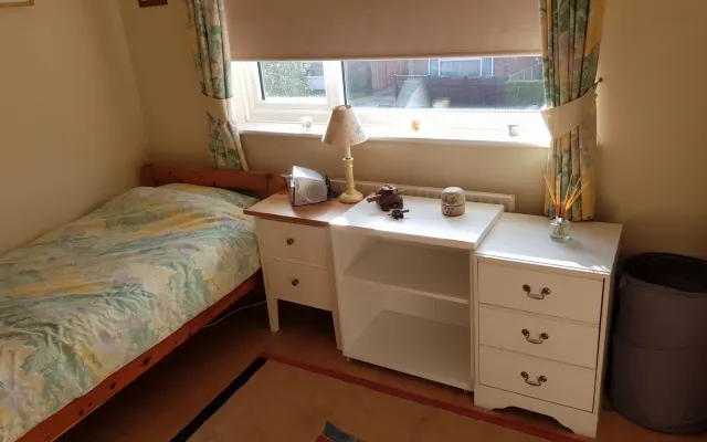 Einzelzimmer in einem freistehenden Haus, mit Garten und Parkplatz