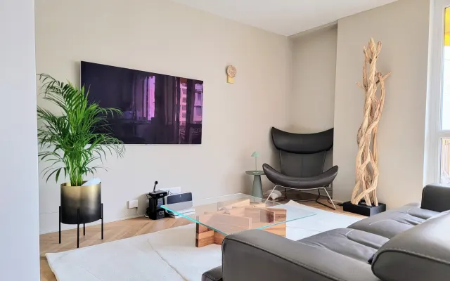 Luxurious apartment with balcony near Arc de Triomphe
