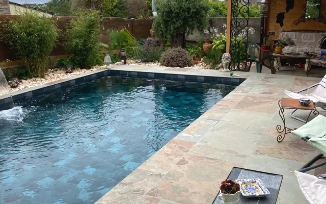2 quartos e casa de banho privativa numa casa de charme com piscina