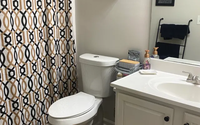 Beautiful home located15 min for the airport.