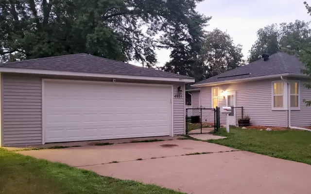 Rustikale Rambler in NW Minneapolis mit riesigen Hinterhof...