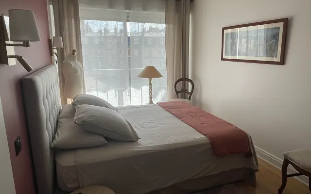 Komfortables Zimmer, Anbindung an alle Sehenswürdigkeiten, mit Außenber