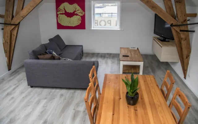 i have a apartment a bove my bussiness everybody is welcome