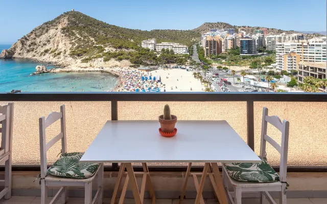 Beachfront Apartment + Private Parking and WIFI