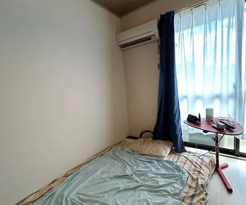 Mehrbettzimmer im Wohngebiet mit Balkon