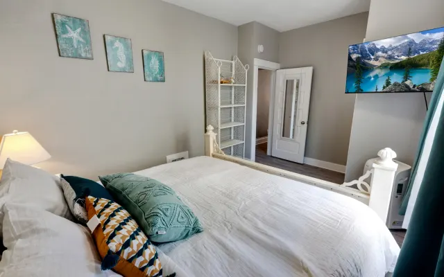 94 WalkScore | King Bed | Capitol Hill Beachy Apt