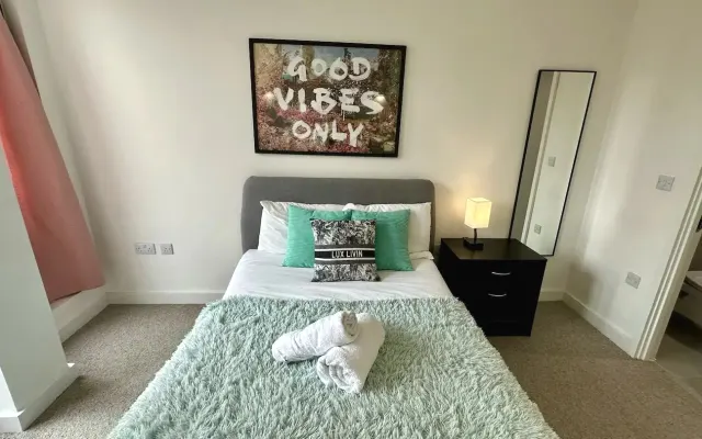 Luxuriöse 2-Bett-Wohnung mit riesigem Gartenbalkon