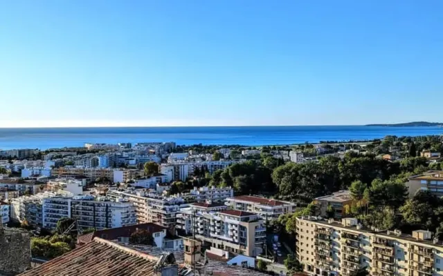 Hauts-de-Cagnes, beautiful type 2 apartment with sea view