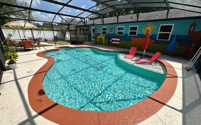 Piscina de água salgada. A roupa é opcional na zona da piscina.