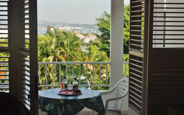 Grand studio avec piscine et terrasse vue mer