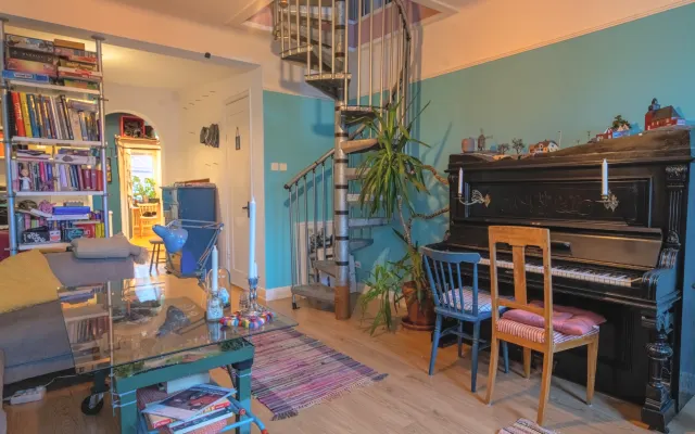 Shared space: Creative apartment with piano right in the center