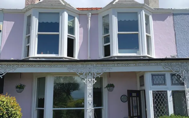 Historic beach cottage within easy reach of Liverpool city centre.