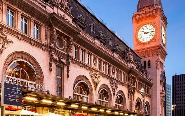 50m FROM LYON STATION!