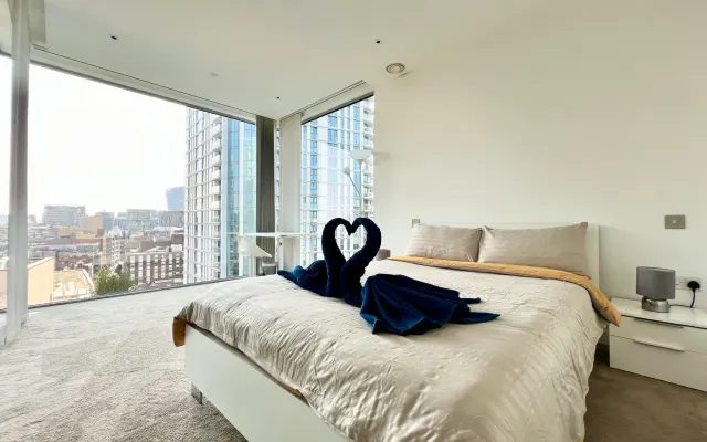 Tower Bridge Central 2 bedroom apartment with balcony and 3 bathroom