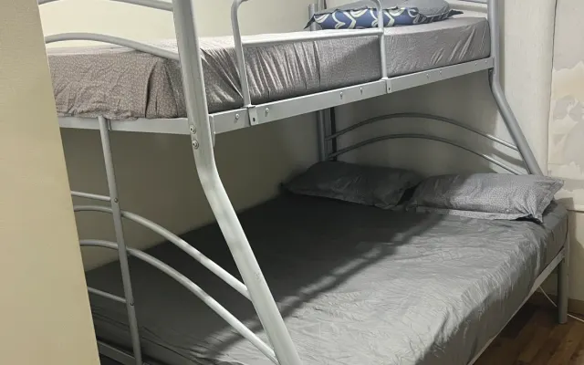 Camera ampia e confortevole con bagno in un appartamento condiviso.