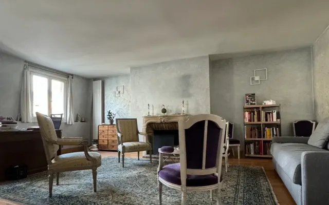 Classic Parisian room in the historic Marais