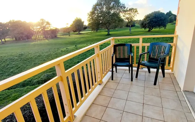 Apartment near port, beaches, shops and golf course.