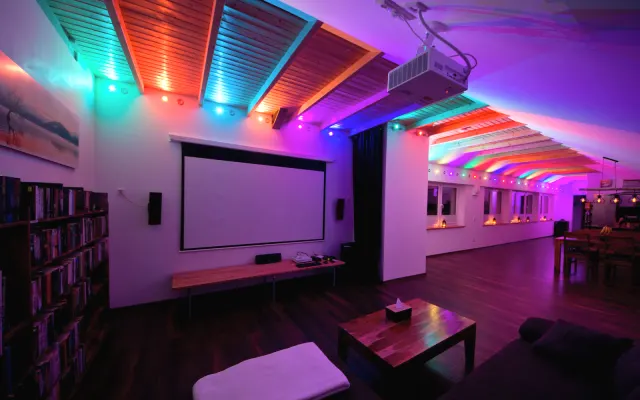 Apartamento de férias com cinema em casa, jardim, biblioteca e estação 