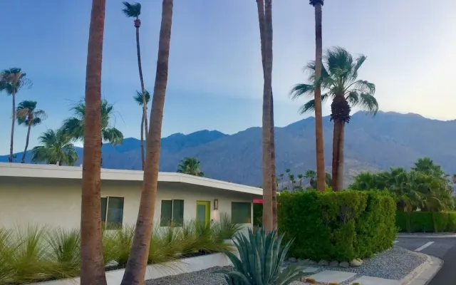 Bellezza moderna di metà secolo nel cuore di Palm Springs